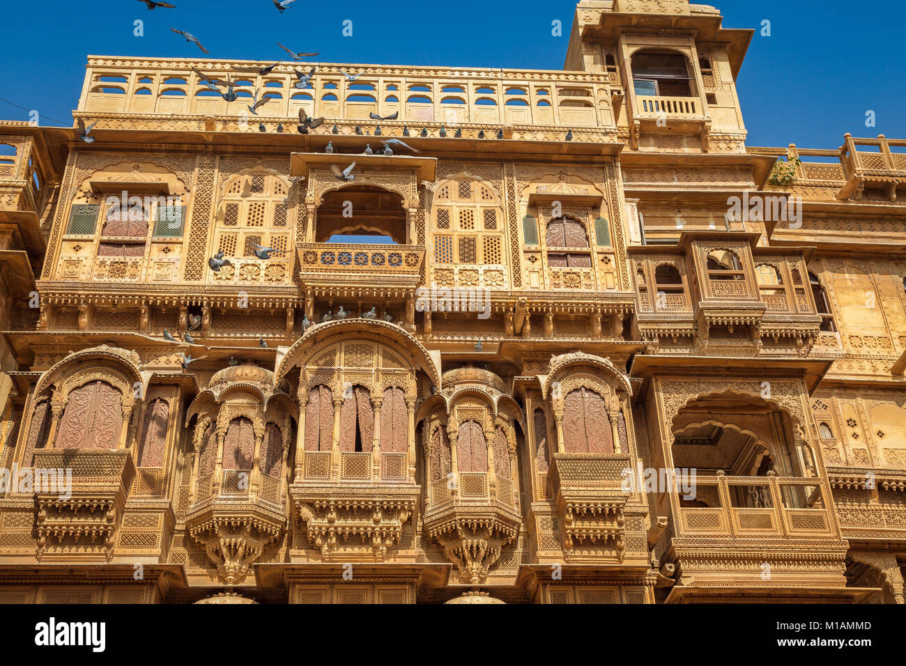 Architettura di Rajasthan artwork heritage building - Patwon ki Haveliyan. Un royal palazzo residenziale edificio a Jaisalmer, Rajasthan. Foto Stock