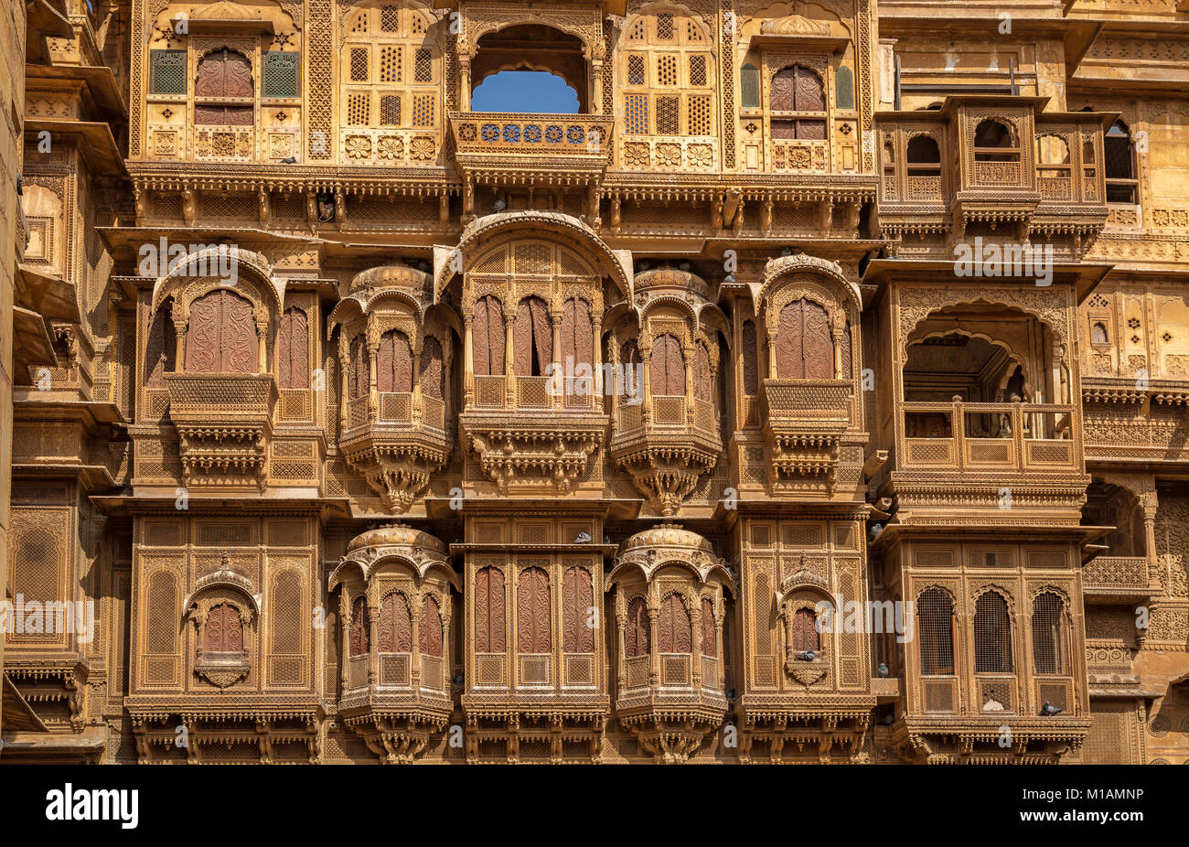 Architettura di Rajasthan heritage building - Patwon Ki Haveli. Un splendidi royal palazzo residenziale edificio a Jaisalmer, Rajasthan. Foto Stock