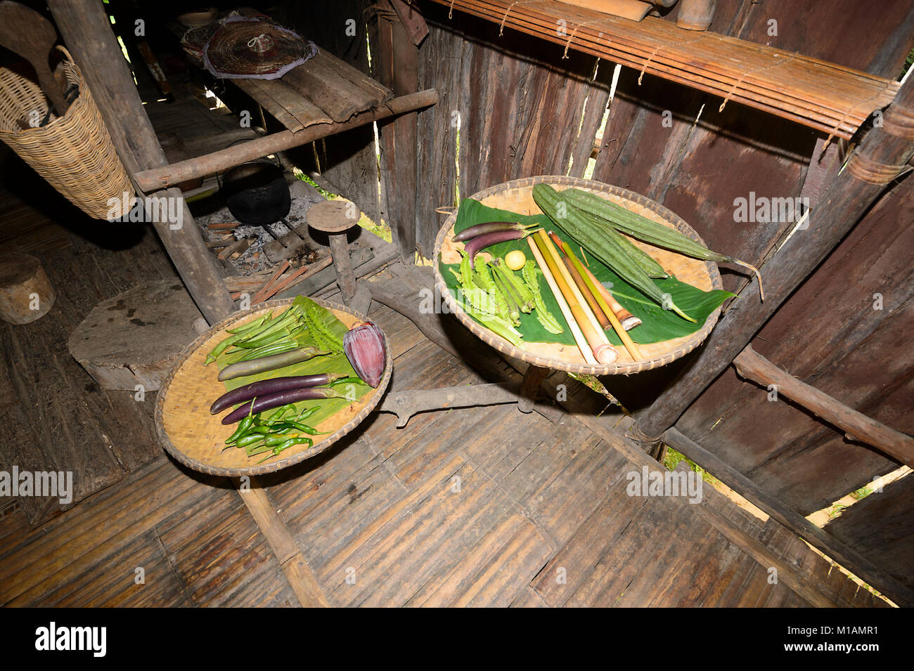 I vassoi di verdure visualizzato in un tradizionale longhouse, Mari Mari Villaggio Culturale, Kota Kinabalu, Sabah Borneo, Malaysia Foto Stock