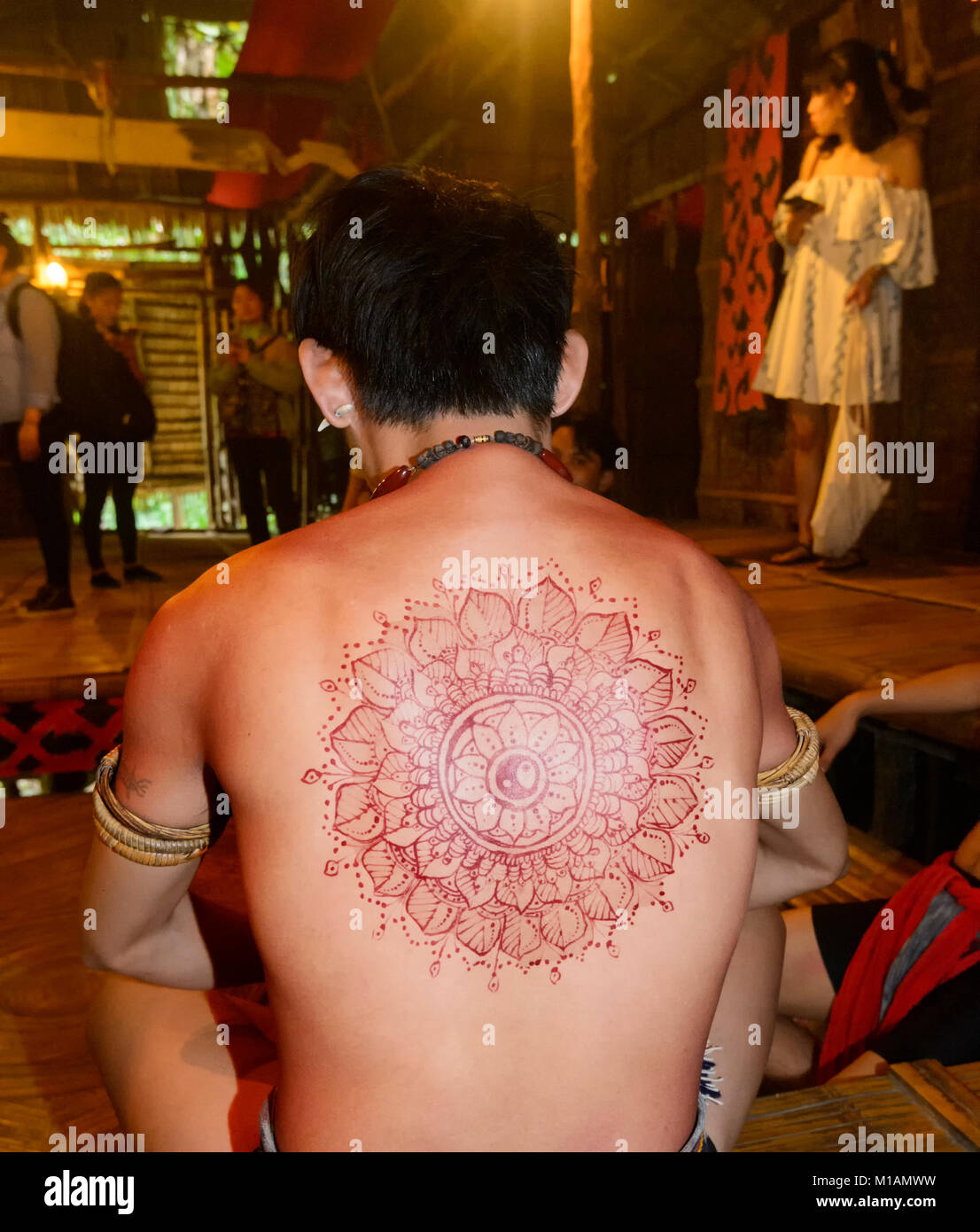 Bornean uomo che indossa un tatuaggio tradizionale sulla sua schiena, Mari Mari Villaggio Culturale, Kota Kinabalu, Sabah Borneo, Malaysia Foto Stock