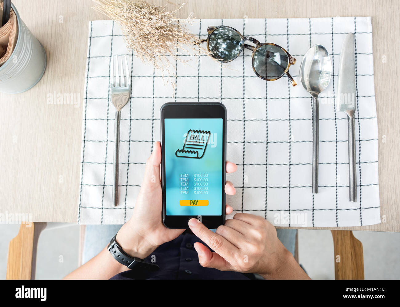 Donna pagare cibo attraverso le applicazioni per dispositivi mobili al ristorante table.Mobile payment.uno stile di vita digitale.alto angolo di vista Foto Stock