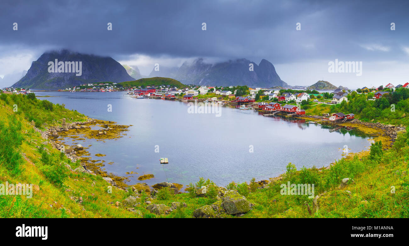 Isole Lofoten Reine village. Destinazione popolare in Norvegia Reine nel giorno d'estate. Foto Stock