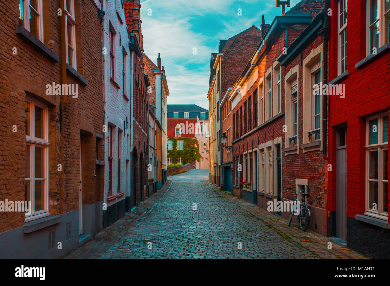 Strada storica di Bruges, Belgio. Strada stretta di Bruges in serata. Foto Stock