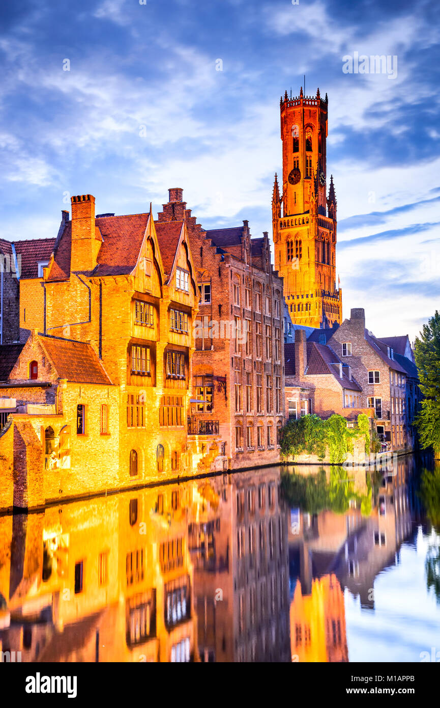 Bruges, Belgio. Immagine con Rozenhoedkaai in Brugge, Dijver fiume canal crepuscolo e la torre campanaria (Belfort) torre. Foto Stock