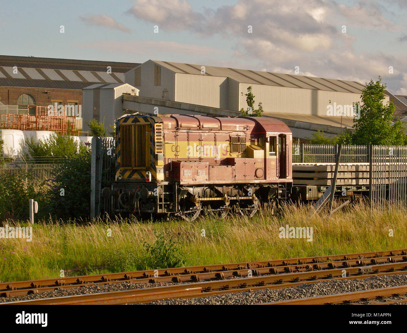 Classe 08 locomotiva di smistamento con un carro di calcestruzzo traverse ferroviarie Foto Stock
