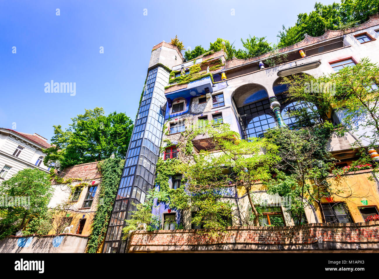 VIENNA, Austria - 2 ° agosto 2015: una vista dell'esterno di edifici in Hundertwasserhaus, espressionista, punto di riferimento di Vienna durante il giorno. Foto Stock