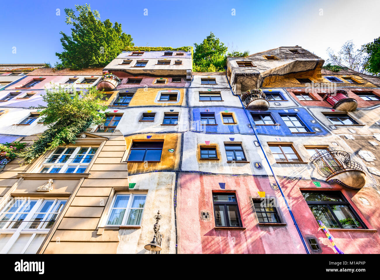 VIENNA, Austria - 2 ° agosto 2015: una vista dell'esterno di edifici in Hundertwasserhaus, espressionista, punto di riferimento di Vienna durante il giorno. Foto Stock