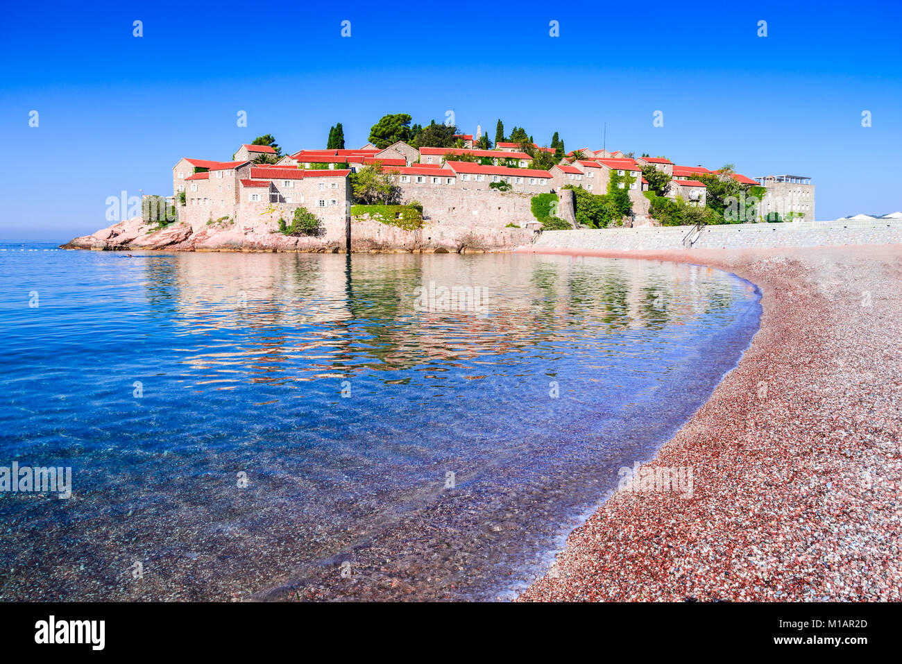 Sveti Stefan, Montenegro. Budva visite turistiche e idilliaco con piccola isola del litorale adriatico. Foto Stock