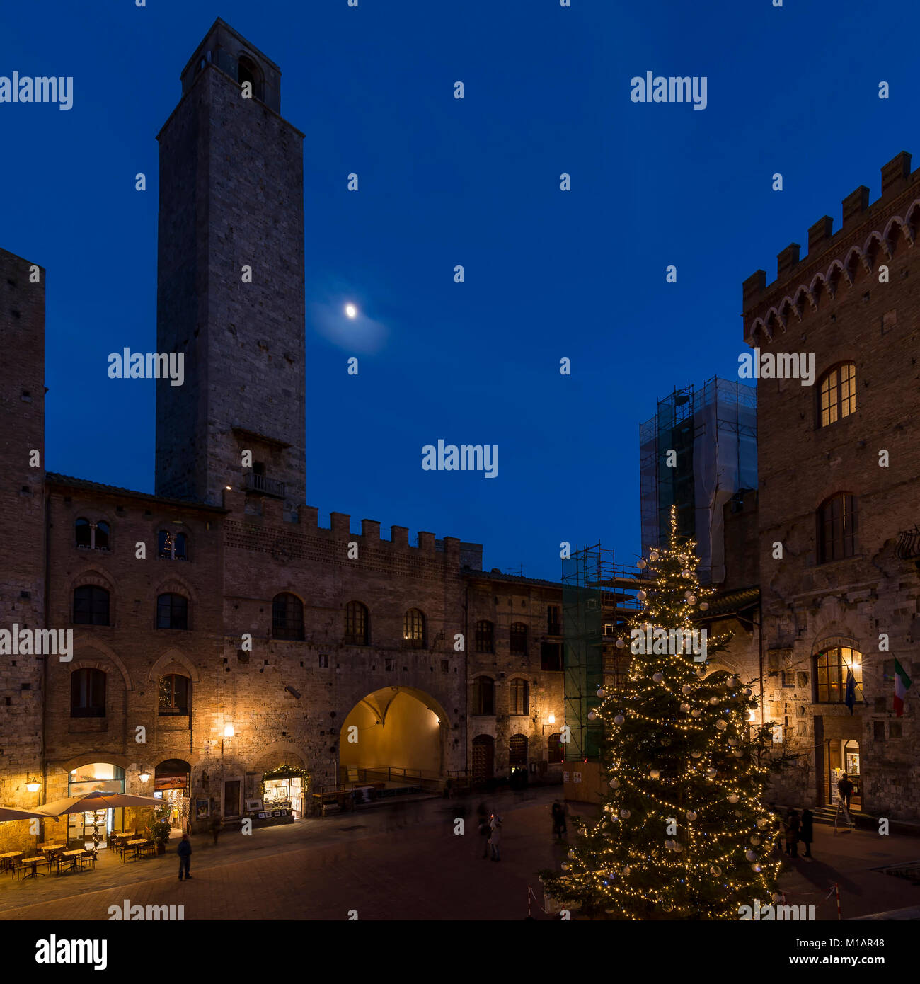 La luna al di sopra del centro medievale di San Gimignano, Siena, Toscana, Italia Foto Stock