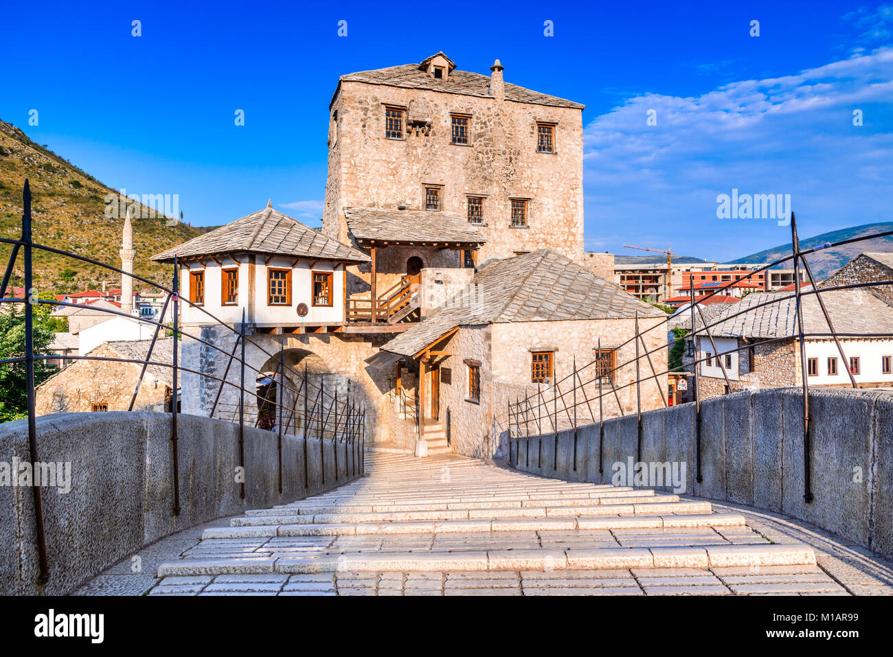 Mostar, in Bosnia ed Erzegovina. Il vecchio ponte Stari Most, con smeraldo fiume Neretva. Foto Stock