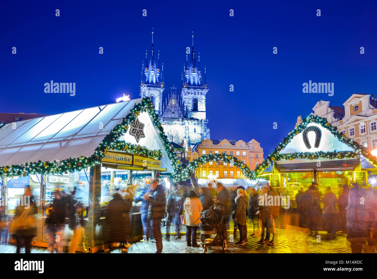 Praga, Repubblica Ceca - 18 dicembre 2016: Mercatino di Natale di Stare Mesto piazza vecchia, la chiesa di Santa Maria di Týn, Boemia. Foto Stock