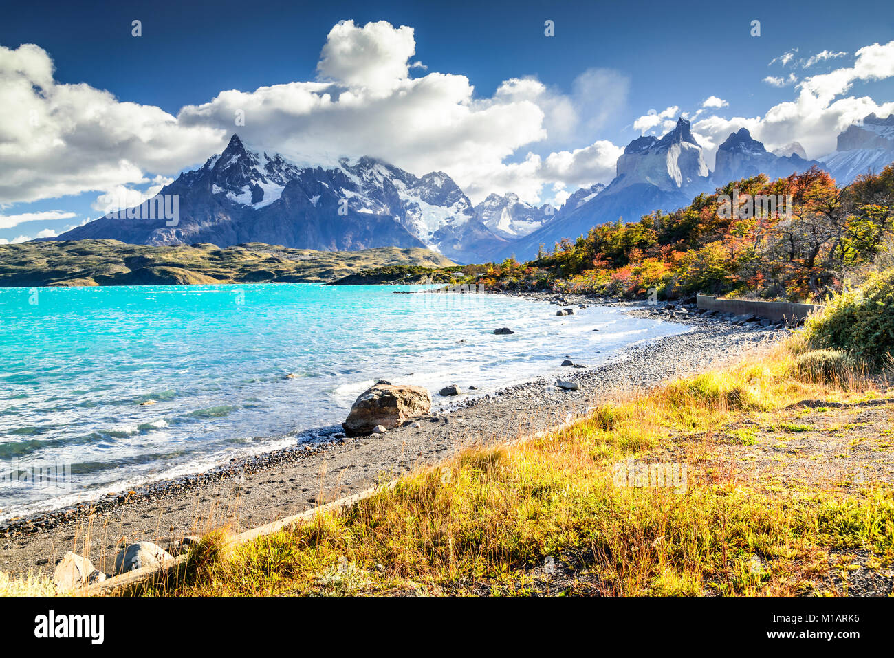 Torres del Paine, Patagonia cilena. Autunno paesaggio australe America del Sud, Lago Pehoe e Cuernos del Paine. Foto Stock