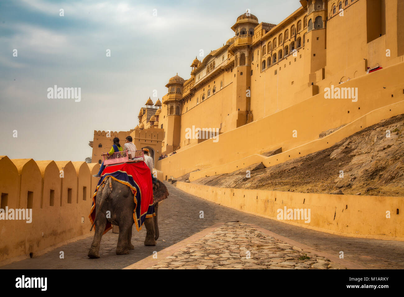 Il turista a godere di elefante al tramonto presso lo storico Forte Amer (Forte Amber) Jaipur India Rajasthan. Foto Stock
