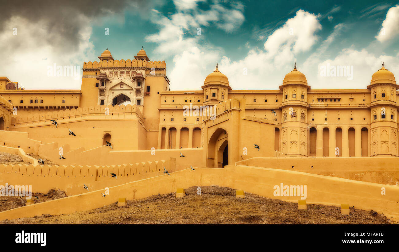 Forte Amer Jaipur India Rajasthan con moody sky. Amber Fort Jaipur è un sito Patrimonio Mondiale dell'UNESCO Foto Stock