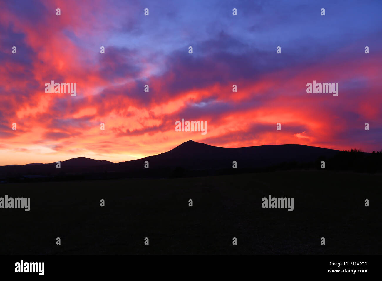Tramonto sulla collina di Bennachie vicino a Inverurie in Aberdeenshire, Scozia Foto Stock