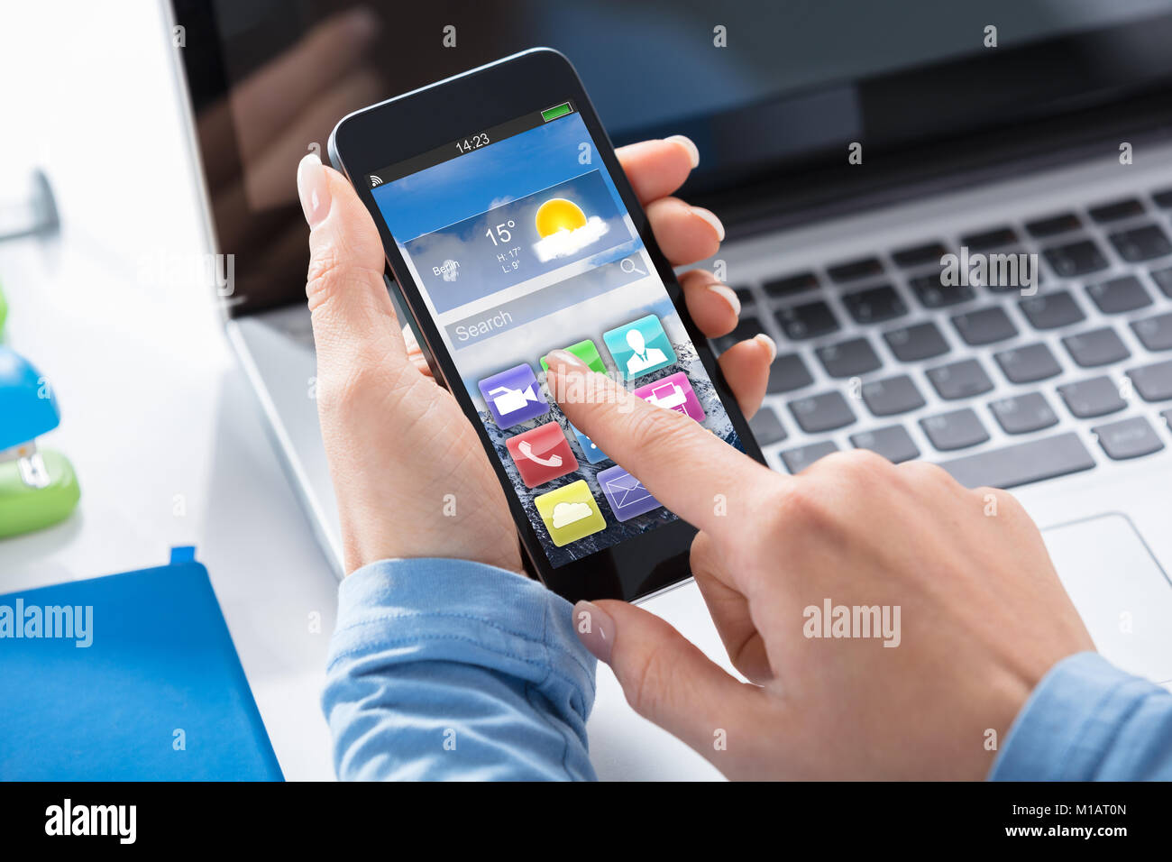 Close-up di una donna mediante schermo tattile Smart Phone con applicazioni sullo schermo Foto Stock