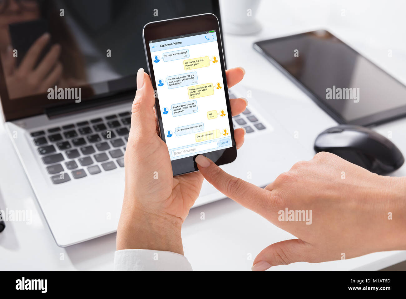 Close-up di una mano azienda Smart Phone con nuovi messaggi sullo schermo Foto Stock