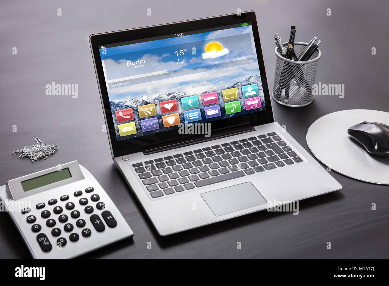 Varie Applicazioni a colori su schermo di computer portatile sulla scrivania Foto Stock