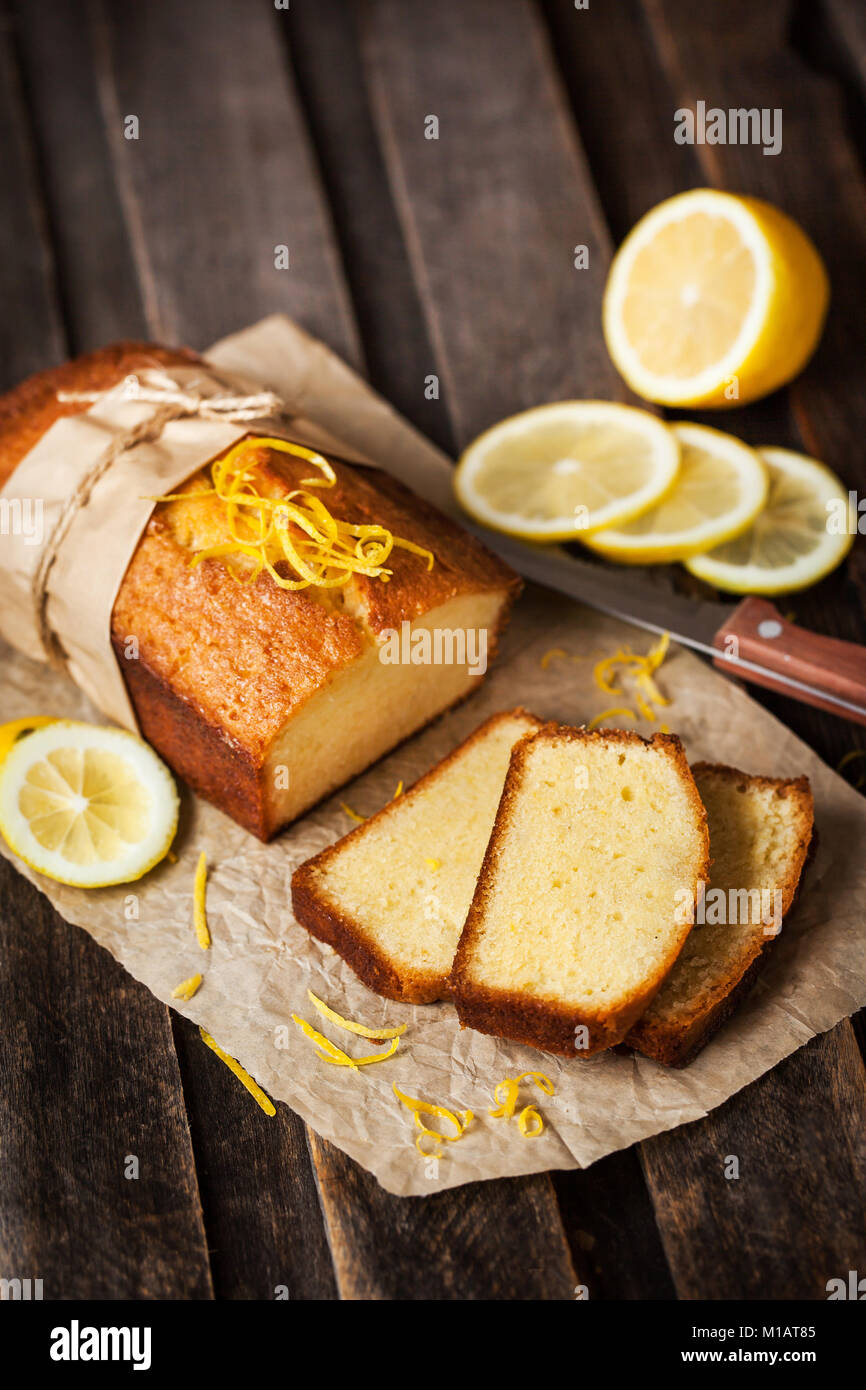 Classic limone ciambellone rustico sfondo di legno Foto Stock