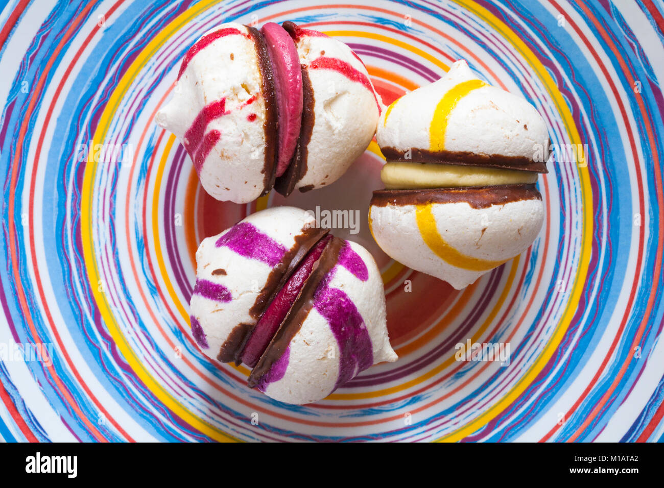 Tre Marks & Spencer mini frutta mista meringhe sulla piastra colorati Foto Stock