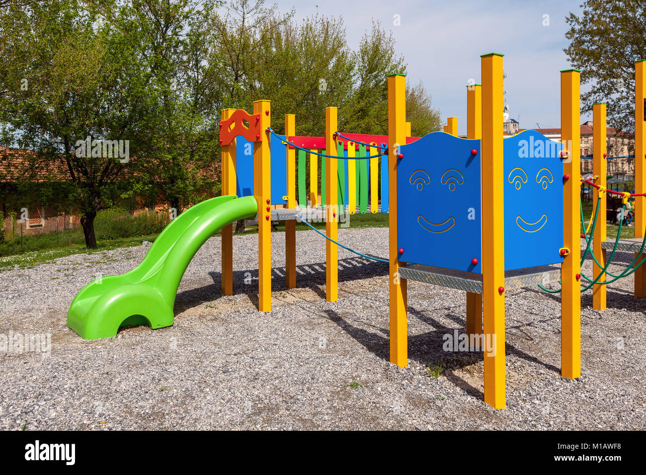 Colorato parco giochi per bambini nel parco urbano. Foto Stock