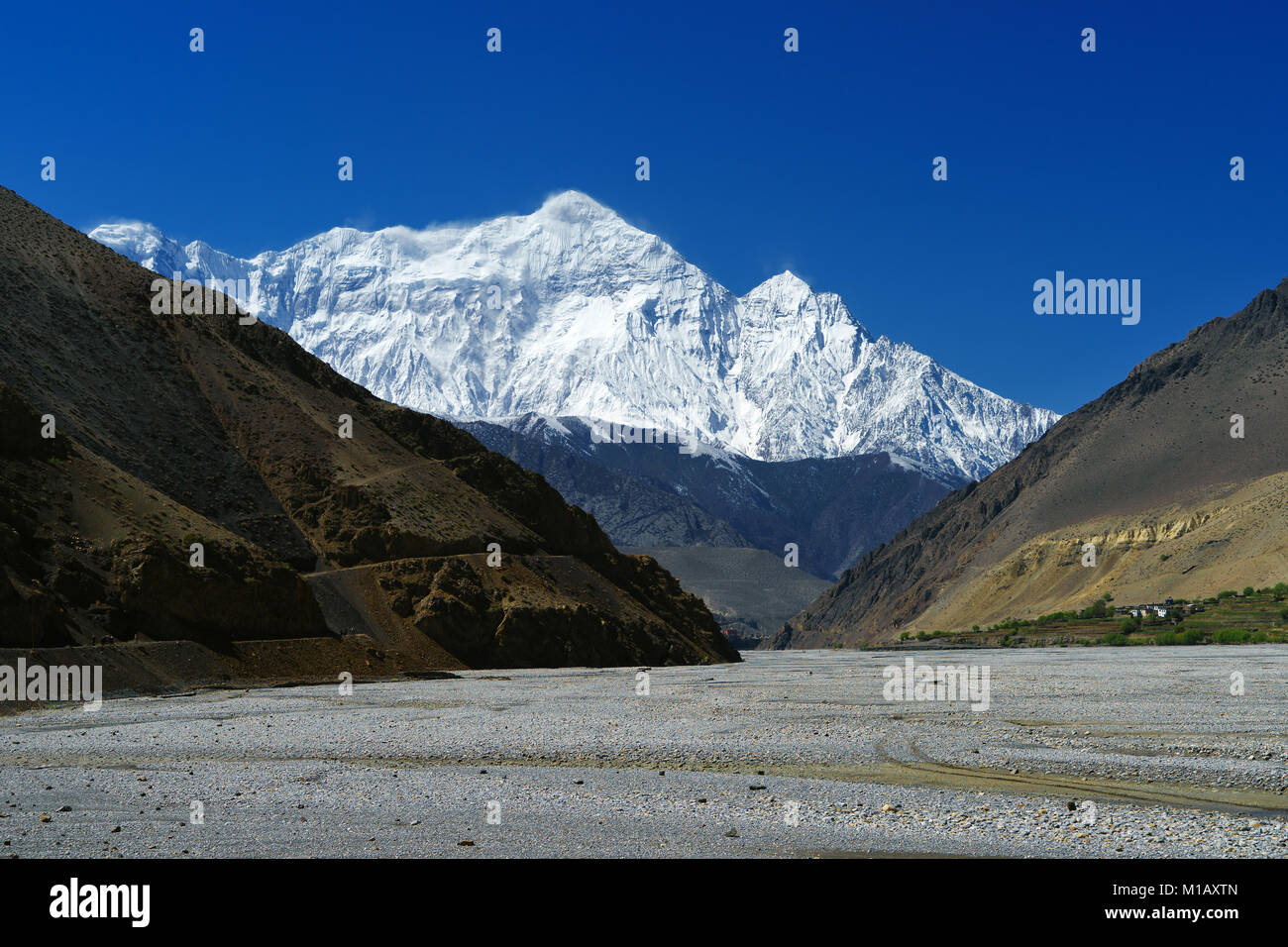 Splendida vista della Kali Gandaki river e Nilgiri nord guarda verso Kagbeni, Mustang Superiore regione, Nepal. Foto Stock