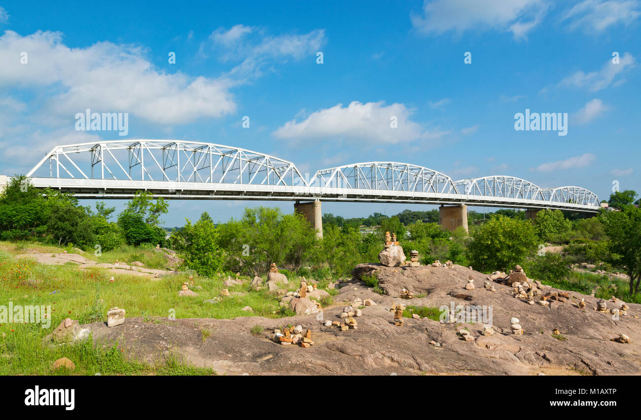 Texas, sito di Llano Earth Art Rock Fest impilamento sulla banca del fiume di Llano, equilibrato sculture di roccia Foto Stock