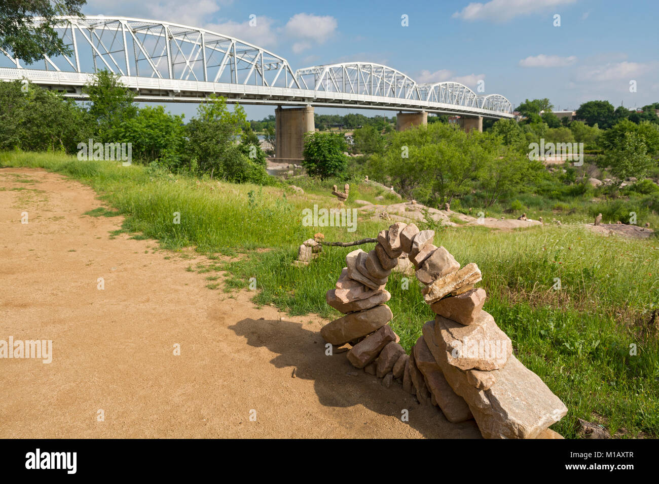Texas, sito di Llano Earth Art Rock Fest impilamento sulla banca del fiume di Llano, equilibrato sculture di roccia Foto Stock