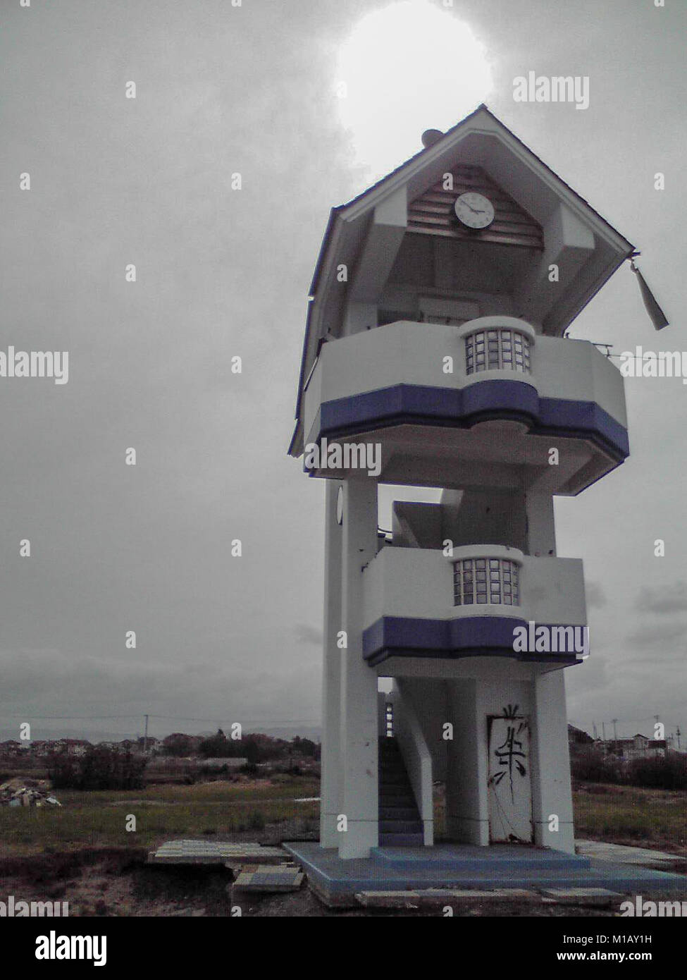 2 marzo 2012, Soma, Fukushima, Giappone. Quasi 1 anno dopo il Tohoku Earthquake-Tsunami disastro in Giappone. Il bagno pubblico in spiaggia Matsukawaura sinistra danneggiata dopo lo Tsunami come pure arrugginita Swing. Il quartiere residenziale di La spiaggia era danneggiato tuttavia adesso nel 2018 il frangiflutti è stato costruito lì. Foto Stock