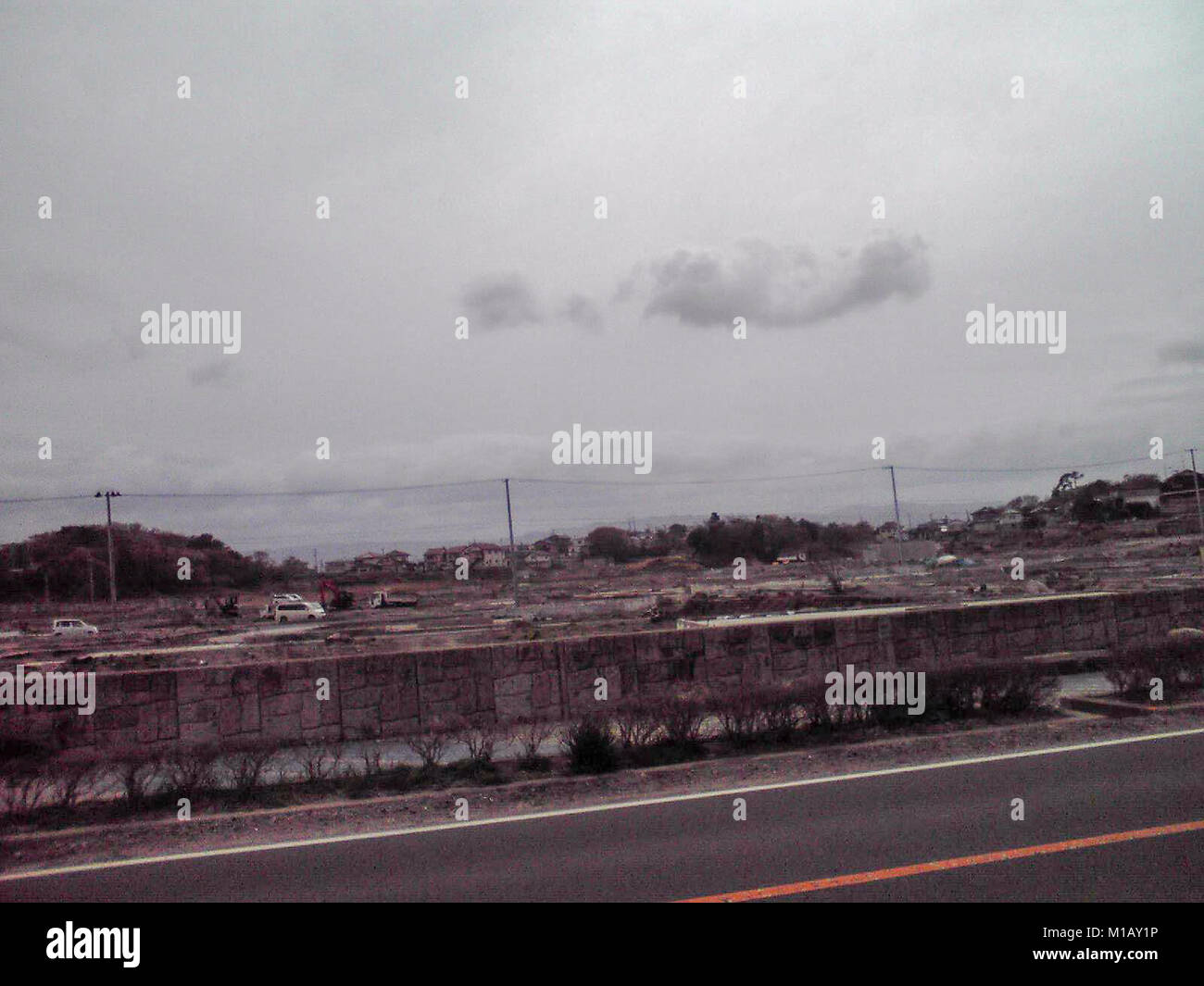 2 marzo 2012, Soma, Fukushima, Giappone. Quasi 1 anno dopo il Tohoku Earthquake-Tsunami disastro in Giappone. Il bagno pubblico in spiaggia Matsukawaura sinistra danneggiata dopo lo Tsunami come pure arrugginita Swing. Il quartiere residenziale di La spiaggia era danneggiato tuttavia adesso nel 2018 il frangiflutti è stato costruito lì. Foto Stock