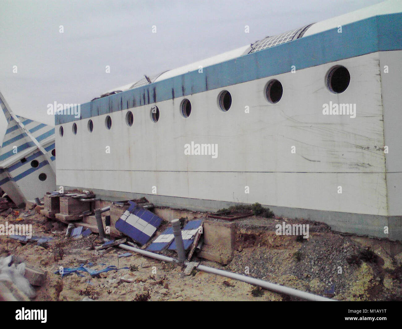 2 marzo 2012, Soma, Fukushima, Giappone. Quasi 1 anno dopo il Tohoku Earthquake-Tsunami disastro in Giappone. Il bagno pubblico in spiaggia Matsukawaura sinistra danneggiata dopo lo Tsunami come pure arrugginita Swing. Il quartiere residenziale di La spiaggia era danneggiato tuttavia adesso nel 2018 il frangiflutti è stato costruito lì. Foto Stock