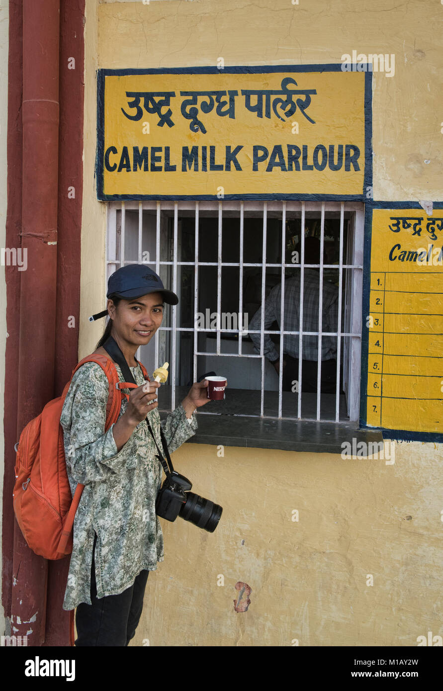 Godendo di camel prodotti lattiero-caseari presso il cammello Allevamento a Bikaner, Rajasthan, India Foto Stock