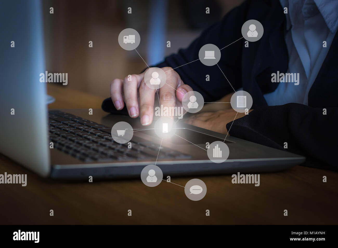 Mano di business utilizzando laptop collegamento con persone di tutto il mondo digitale. Il concetto di strategia di business plan. Foto Stock