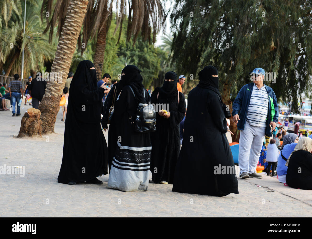 Donne velate sulla spiaggia Al-Ghandour in Aqaba Giordania. Foto Stock