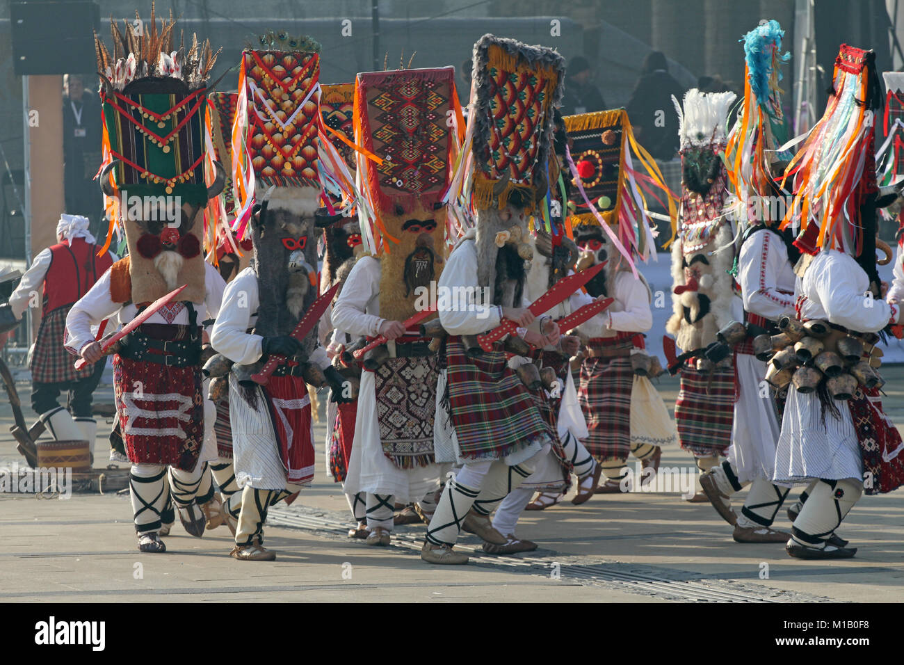 Kukeri, mummers eseguire rituali destinati a spaventare gli spiriti malvagi durante il festival internazionale di masquerade giochi "Surva" in Pernik. Foto Stock