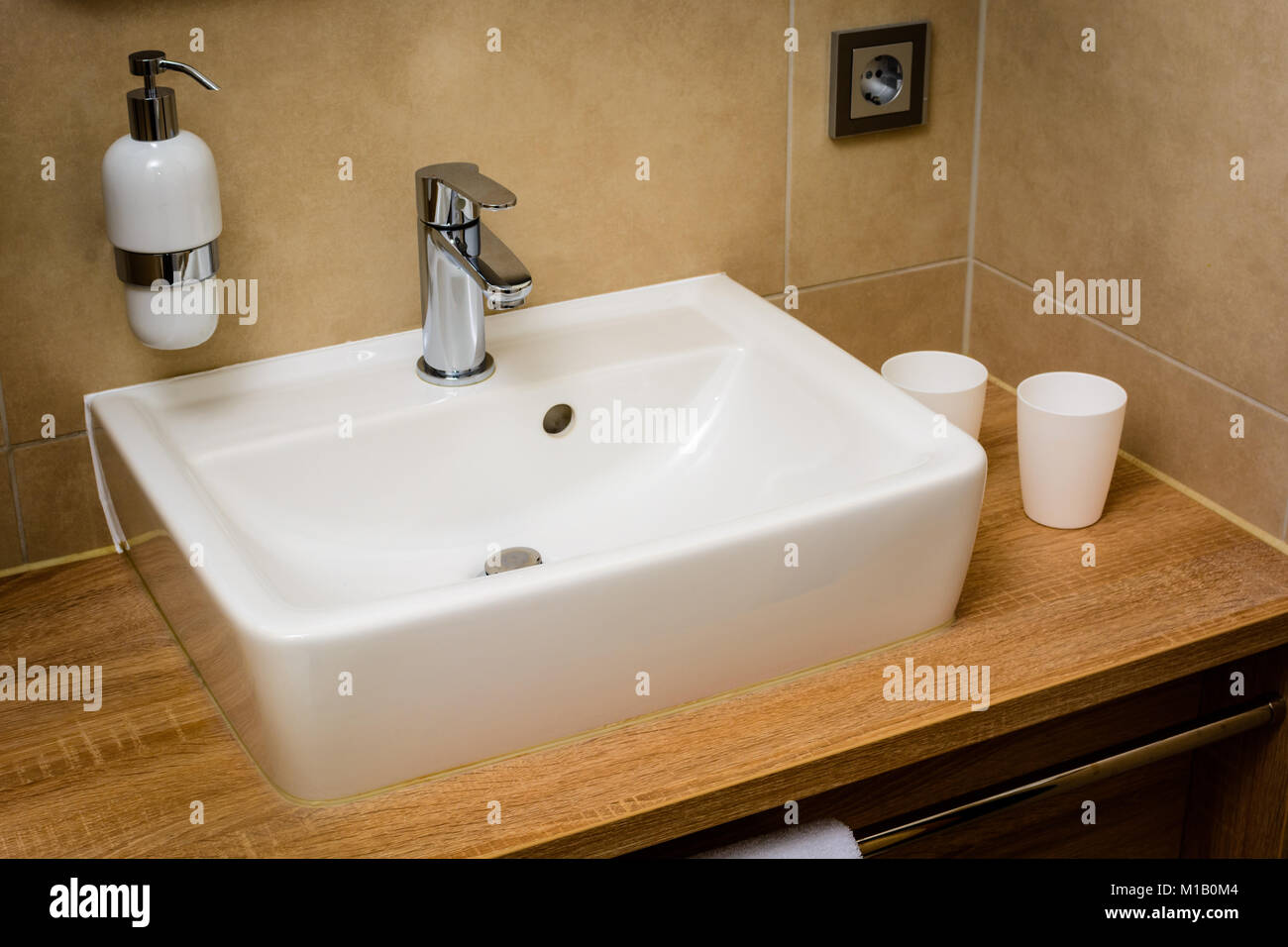 Bagno moderno con lavabo bianco e sapone spender Foto Stock