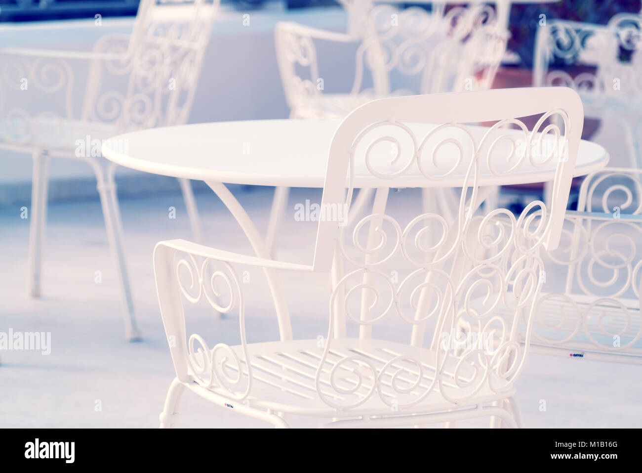 Openwork bianco . Sedia in metallo in cafe Foto Stock