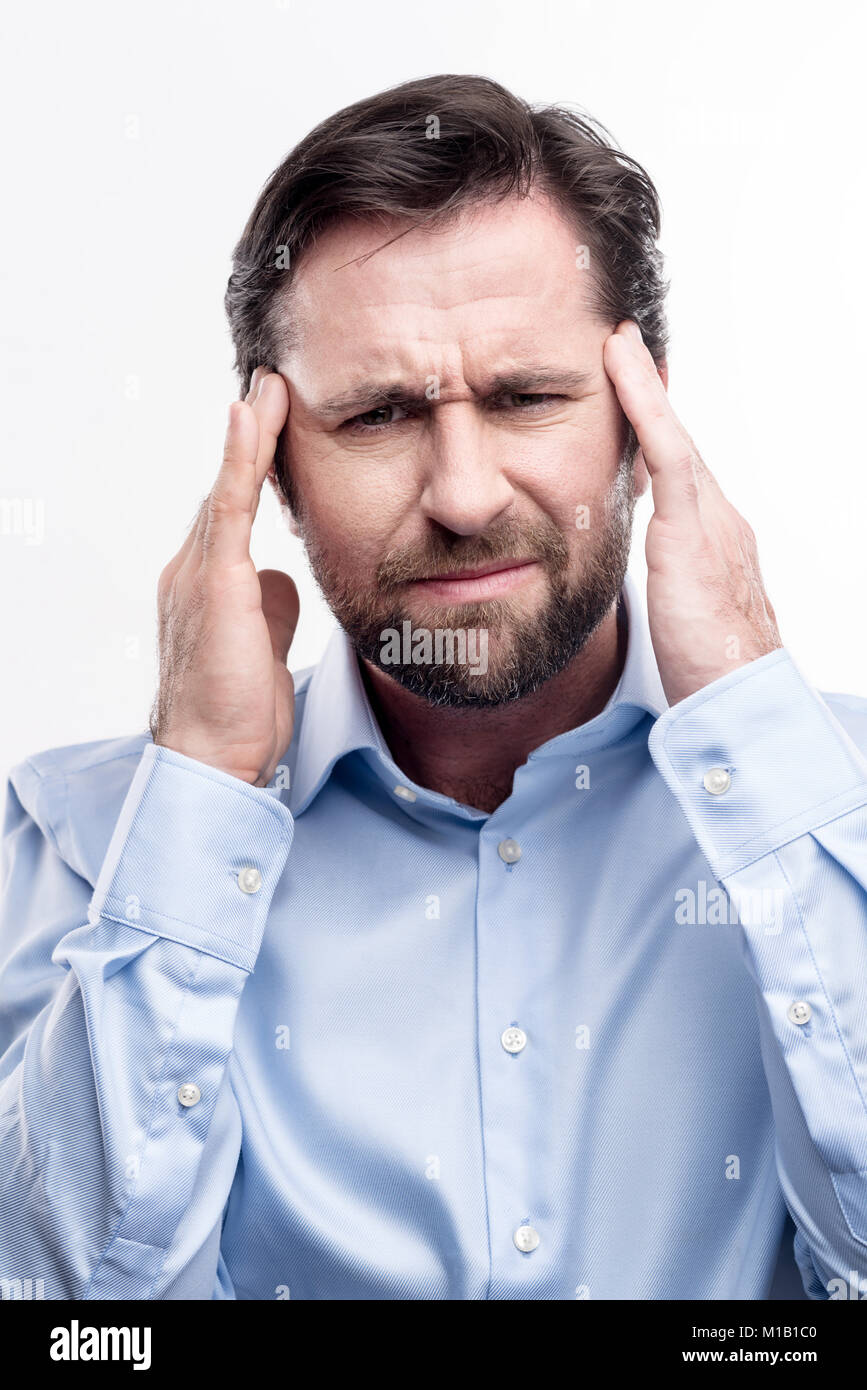 Barbuto uomo di mezza età che soffre di emicrania Foto Stock