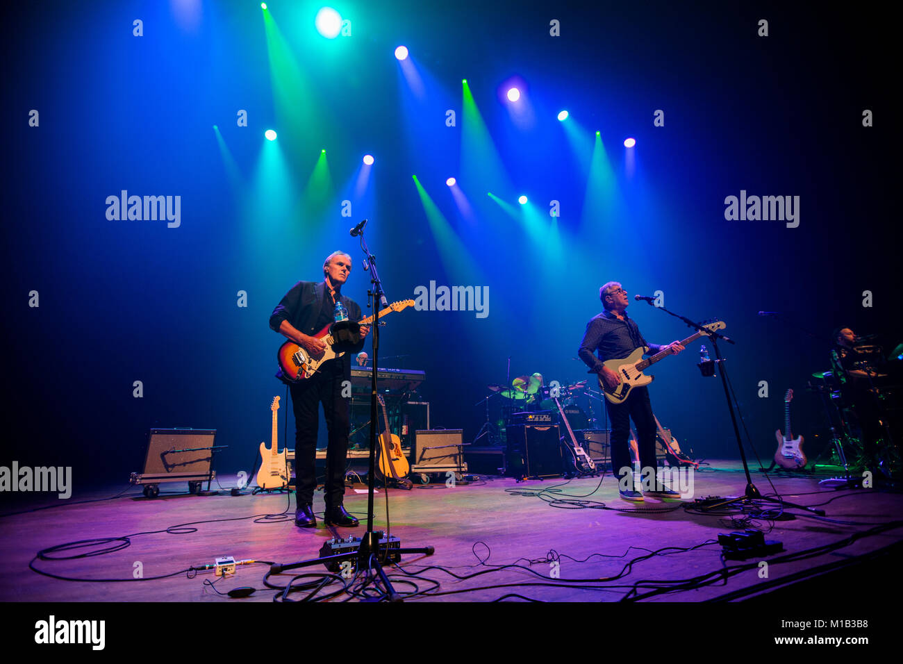 Norvegia, Bergen - Novembre 17, 2017. La band inglese 10cc esegue un concerto dal vivo al Grieghallen di Bergen. Qui il cantante ed il bassista Graham Gouldman (R) è visto dal vivo sul palco con il chitarrista Rick Fenn (L). (Photo credit: Gonzales foto - Jarle H. Moe). Foto Stock