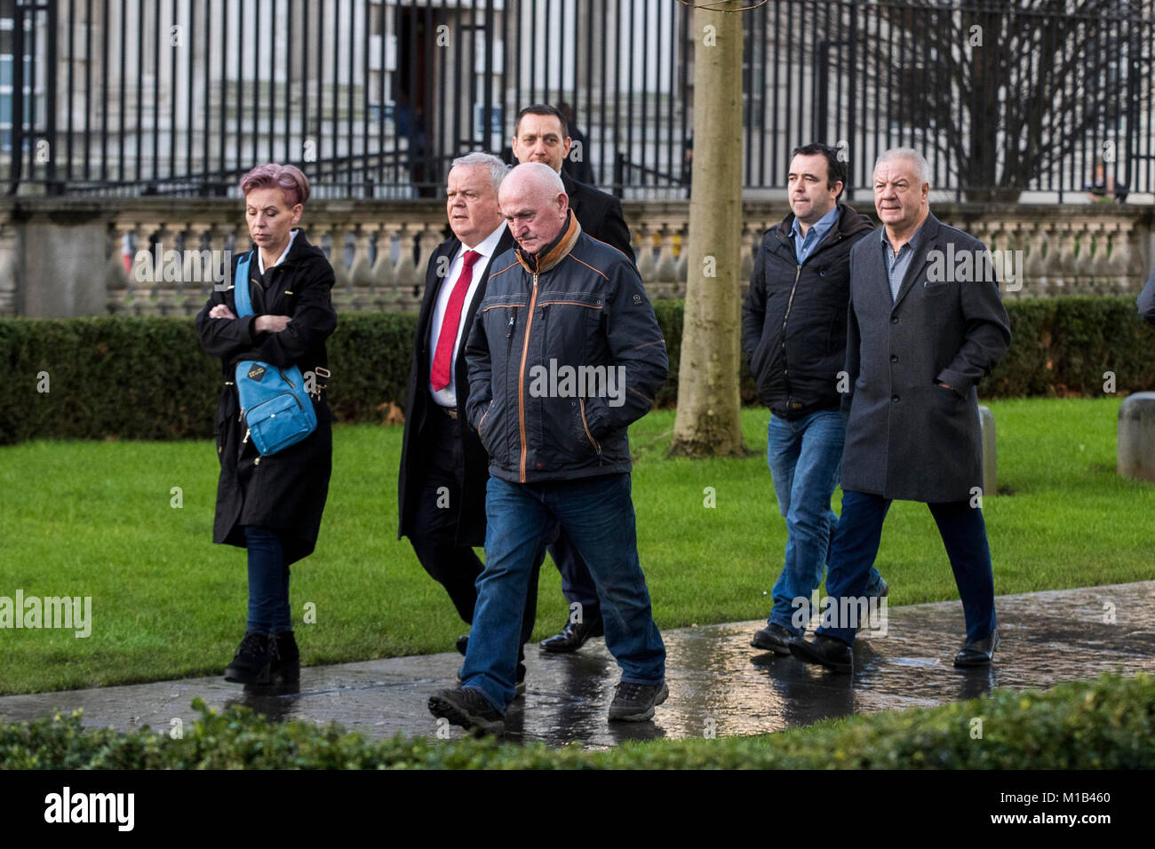 SDLP MLA John Dallat (seconda a sinistra), Joe Convie (padre di Gary Convie, centro), solicitor Padraig O'Muirigh (al centro della schiena), Keiran Fox (figlio di Eamon Fox, seconda a destra), e Raymond McCord Snr. (Padre di Raymond McCord Jnr. destra) arrivando a tribunali Laganside a Belfast per la condanna dei lealisti supergrass Gary Haggarty per una serie di oneri di terrorismo. Foto Stock