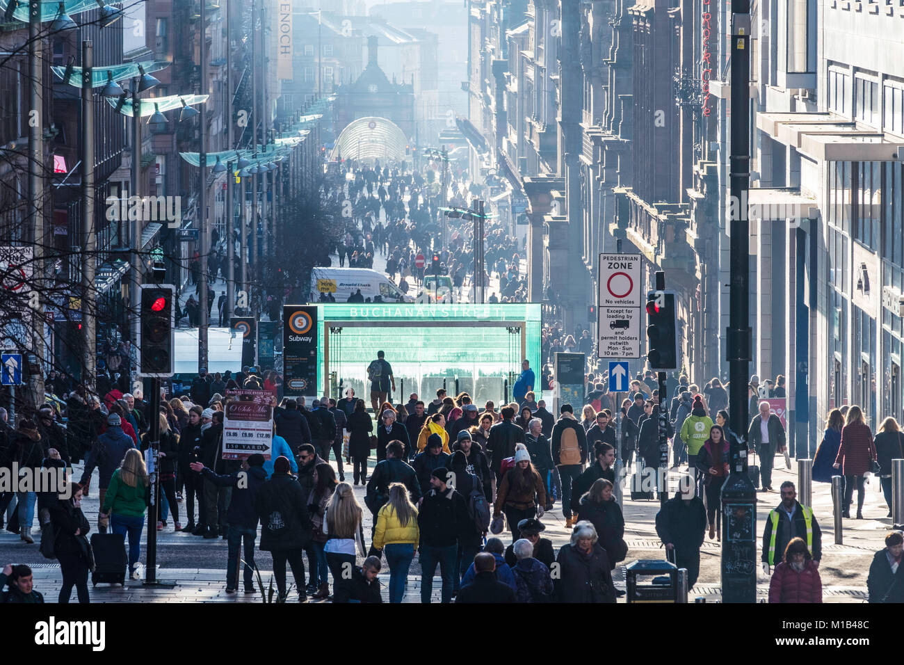 Vista di occupato Buchanan Street su una soleggiata giornata invernale a Glasgow, Scotland, Regno Unito Foto Stock