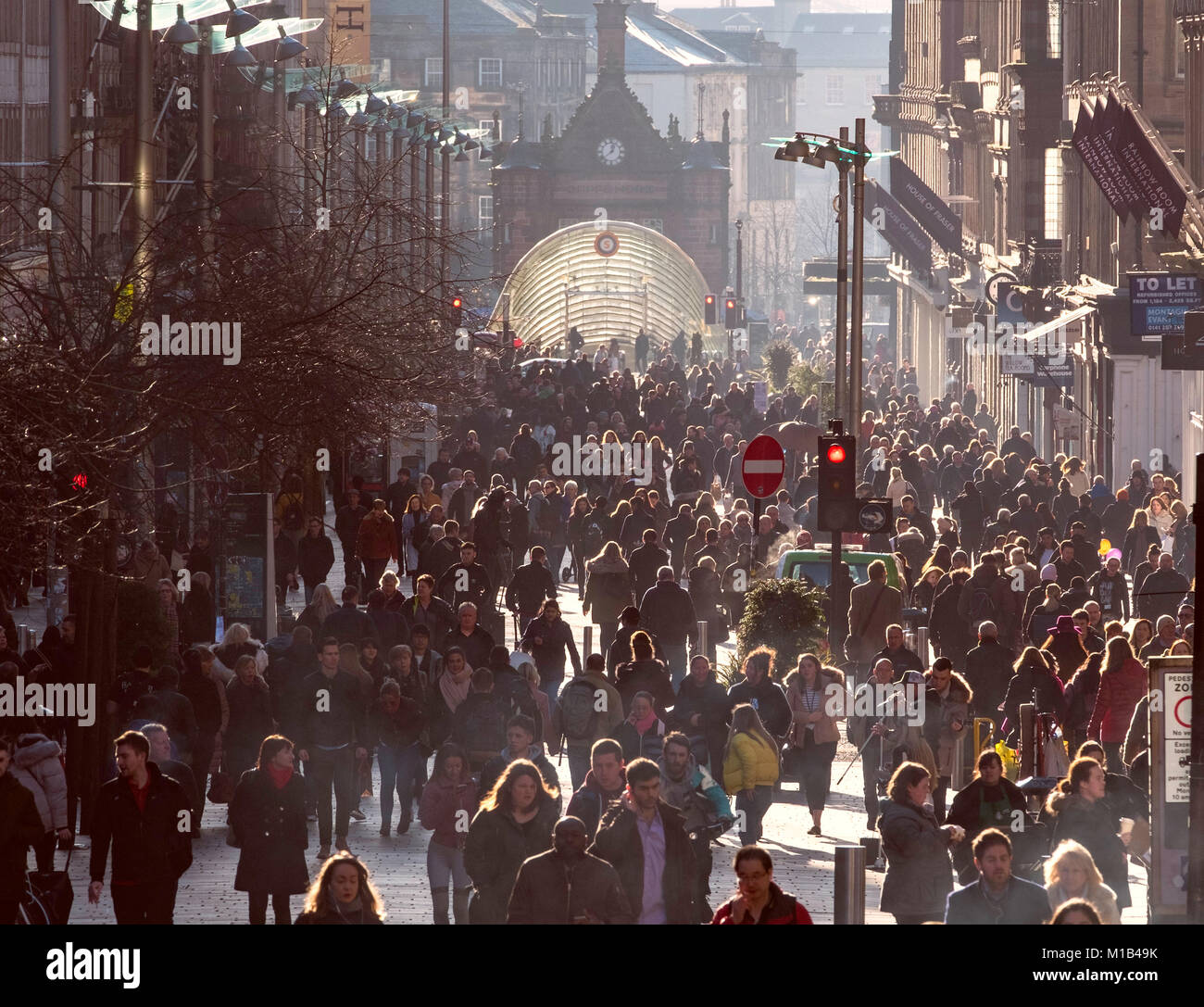 Vista di occupato Buchanan Street su una soleggiata giornata invernale a Glasgow, Scotland, Regno Unito Foto Stock