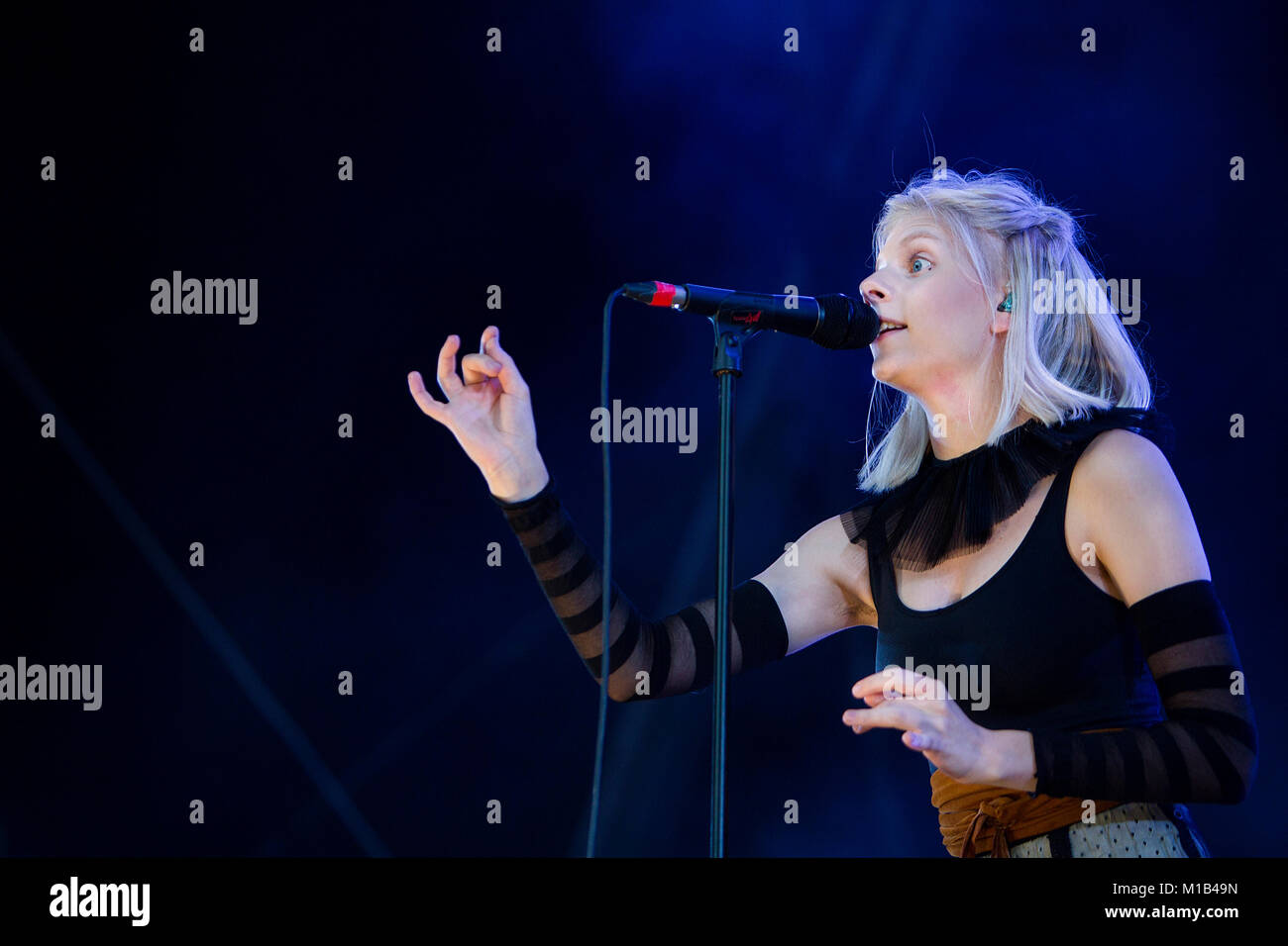 Il talentuoso cantante norvegese, musicista e cantautore AURORA esegue un concerto dal vivo a Bastionen, Bergenhus festning a Bergen. Norvegia, 18/08 2016. Foto Stock