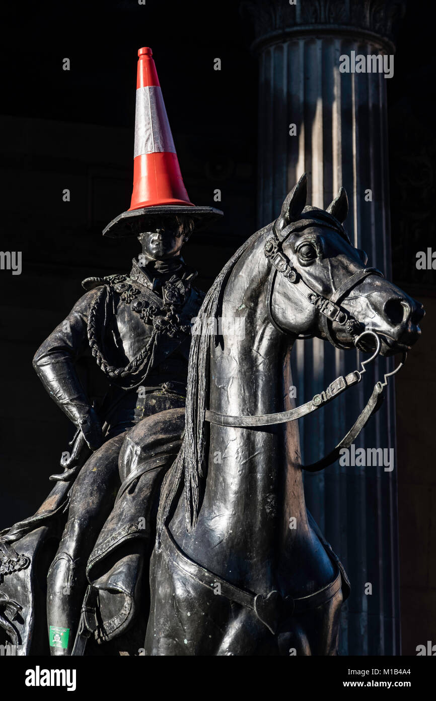 Statua di Wellington a cavallo con cono di traffico sul suo capo presso la Galleria di Arte Moderna di Exchange Square, Glasgow, Regno Unito Foto Stock