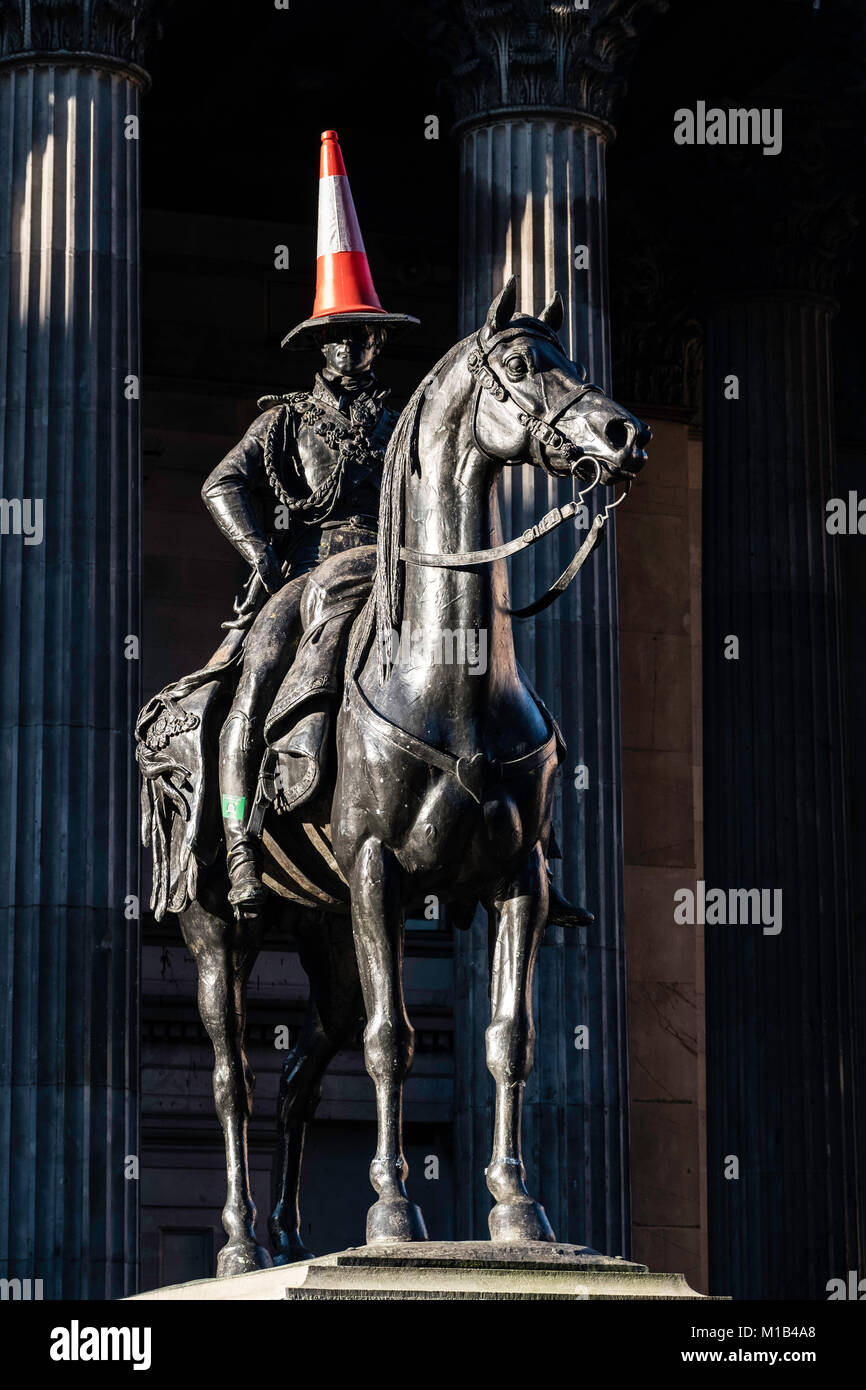 Statua di Wellington a cavallo con cono di traffico sul suo capo presso la Galleria di Arte Moderna di Exchange Square, Glasgow, Regno Unito Foto Stock