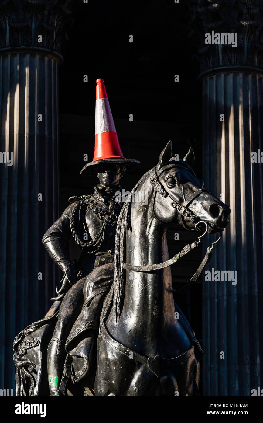 Statua di Wellington a cavallo con cono di traffico sul suo capo presso la Galleria di Arte Moderna di Exchange Square, Glasgow, Regno Unito Foto Stock