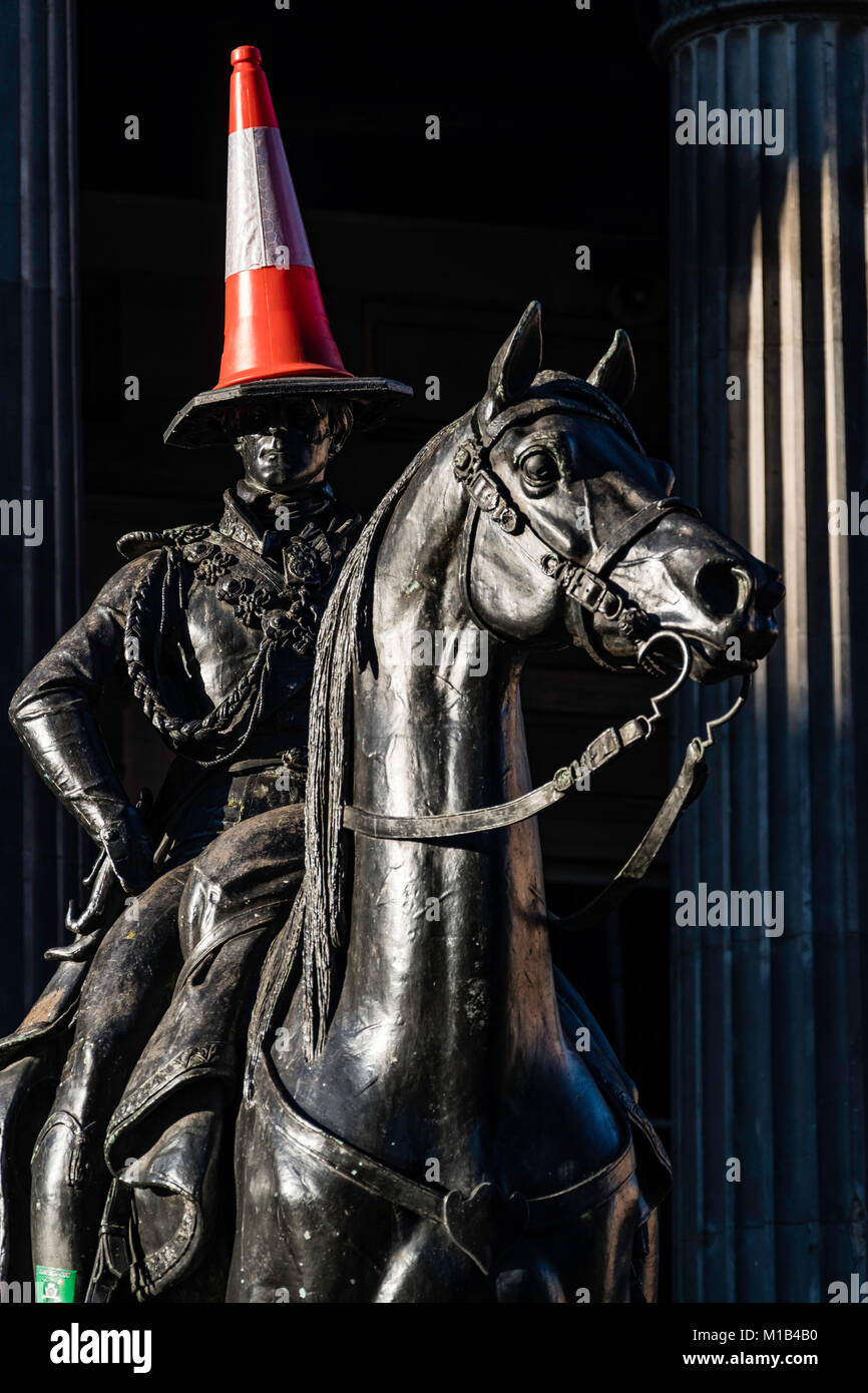 Statua di Wellington a cavallo con cono di traffico sul suo capo presso la Galleria di Arte Moderna di Exchange Square, Glasgow, Regno Unito Foto Stock