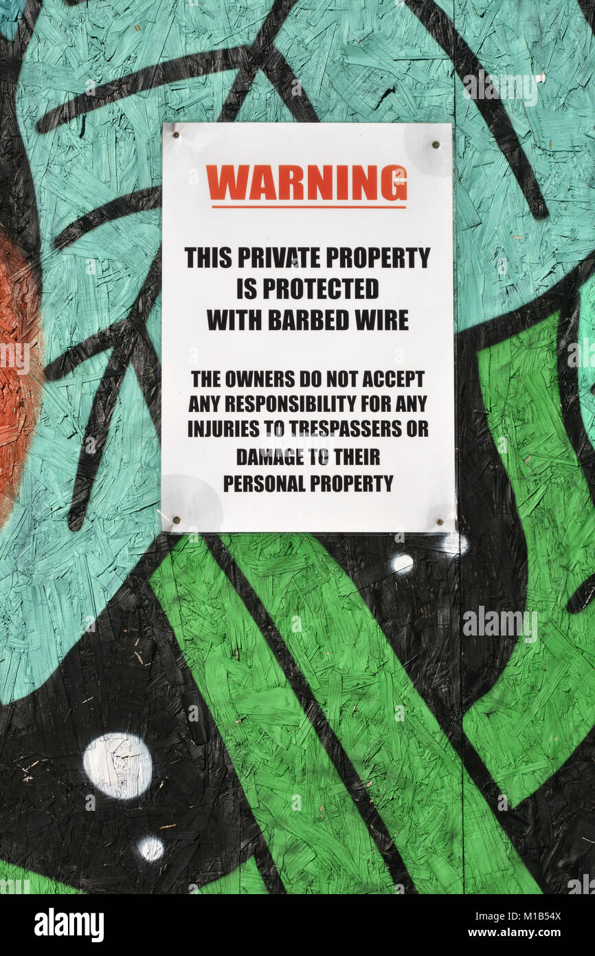 Bristol, Regno Unito. Un segno avvertimento che un albergo nel centro della città è protetto con filo spinato Foto Stock