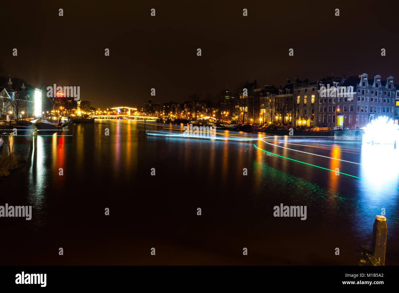 Festival della luce 2017, Amsterdam, Paesi Bassi - il canale Amstel è illuminata con diversi pezzi durante il festival. Foto Stock