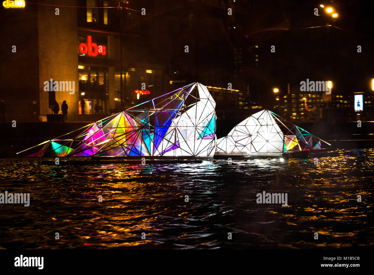 Festival della luce 2017, Amsterdam, Paesi Bassi - i canali sono illuminati con pezzi differenti durante il festival. Foto Stock